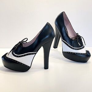 Betsey Johnson Black White Oxford Wingtip Platform 5”Heels NWOT Rare! Pristine!